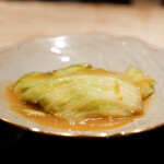 膳処末富 - 薪の薫香に染まったレタス、牡蠣の濃厚なコクに海老の甲殻類の香りを添えて。 余韻高く、食べ終わって伝わるレタスの脇役感。笑