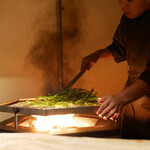 膳処末富 - 開演を告げるように焼かれる空芯菜