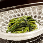 膳処末富 - 空芯菜の穴という穴にしっかり染み込んだ藁の香り。食感からどんどんと香りが圧倒的に溢れ、冷製にすることで香りはさらに強く。 野蛮な感じを掻き立てるえんみも絶妙なバランス。