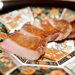 膳処末富 - 抜群の火入れは心地よい咀嚼を生み、噛み締めてあふれる表面の甘みは樽の薫香。 香り付けから味付けまで焚き火でやってのける、これぞ末富らしさあふれる逸品。