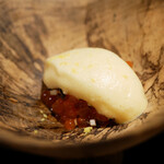 膳処末富 - きめ細やかなメレンゲはエアリーな口当たりから甘みを伝え、イクラが力強い弾けとともにミネラルが溢れておいしさをつくる。 綺麗な余韻を残す先付け。