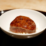 膳処末富 - ●ヒレ丼
      蒸したてのお米に焼き立てのシャトーブリアンを乗せて。