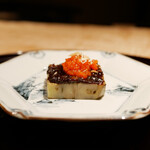 膳処末富 - ●薪焼き茄子の田楽風 和製ハリッサ添え
      ハリッサの上に乗せられるのはアーモンド。