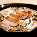 膳処末富 - ●タン
      あまり厚すぎると香りが乗らないため、ギリギリの厚みを攻めたタン。 薪にプラスしてウイスキー樽のチップで燻して焼いたもの。