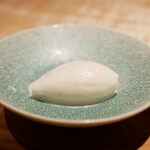 膳処末富 - ●金萱茶のアイス
      ミルク未使用で卵白のみ。
      はっとする優しい口どけに、後味は金萱茶の余韻で包まれる。