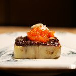 膳処末富 - 田楽風でも味噌の味だけに染まらず、茄子の瑞々しさが綺麗に調和。 そこにハリッサの酸味が味をしっかり締めて、全体のバランスに長けたヒトサラ。