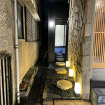 膳処末富 - 入口へのアプローチ