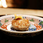 膳処末富 - ●つくね 栗チップス
      新神戸さんで唯一出していないつくねを薪焼きで。
      器も素晴らしい彩り。