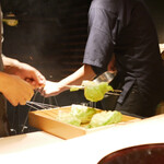 膳処末富 - レタスを薪焼きします