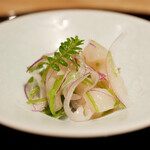 膳処末富 - 帆立のやわらかな食感と甘みに酸味が優しく響き、山椒が香りを添える。