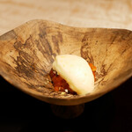 膳処末富 - ●先付け：イクラ キタアカリのメレンゲ添え
      北海道のイクラに合わせるのは北海道のキタアカリは二年熟成。