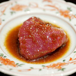 膳処末富 - 玉葱の芳醇な旨味を纏った鰹。桜チップと薪の香りが綺麗に抜け、咀嚼は揺りかごのごとく旨味を心地よく膨らませる。 目隠しすれば一瞬、焼肉かと想像するほどのソースの旨味。