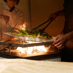 膳処末富 - 薪火の上に藁を敷いて香り付け