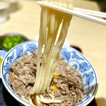 釜ひろ - 人気の「スタミナぶっかけうどん」
      ズズズ〜と、お構いなしにうどんをスピーディーに啜る
      流石に人気のある牛肉のお出汁がまた美味い