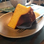 コーヒー屋さん 月祭 - かぼちゃのバスクチーズケーキ(￥500)、月祭オリジナルブレンド　中煎り(￥600)。
            バスクチーズは季節により変化しますよ。