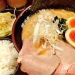 Yokohama Ie Kei Ramen Kouraiya - 光来家スペシャル(1200円)、ライス(200円)、もやキャベ(150円)。