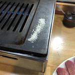 焼肉せがわ - 塩は鉄板横に盛られます。