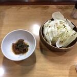 焼肉せがわ - お通しはキャベツと煮込み。
