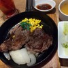 神田の肉バルRUMP CAP - 期間限定牛ロースステーキ(１３０ｇ)サラダ＋スープ＋ライス付き￥８００・ザクロソーダ＋￥１００