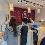 とろり天使のわらびもち - 狭い店内は、常にお客さんで満員でございます…