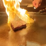 鉄板焼ステーキ 一ッ葉ミヤチク - ステーキが焼けるショー