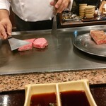 鉄板焼ステーキ 一ッ葉ミヤチク - 焼いていきます。