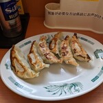 日高屋 - 遅れて餃子が登場〜　　う〜ん…極々普通ですな…(⁠^⁠^⁠)