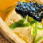 Koyoi Tenkuu Ni Asobu Shougetsu - 【湯豆腐】豆腐の上に乗った岩海苔の風味と出汁の美味しさが良い。