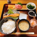 186871456 - 銀鮭塩焼きとまぐろ刺身定食　1500円