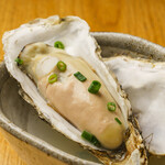 Steamed live Akkeshi Oyster “Maruemon” with sake (1 piece)