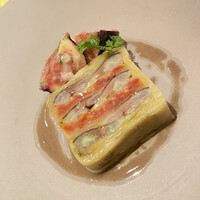 モノリス - 前菜② 秋刀魚、茄子、トマトのテリーヌ、付け合わせは黒イチジク
                    ソースはサンマの肝を使ったビネグレットソース