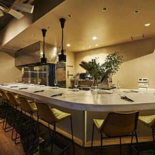 ゆったりとしたカウンターで心地よいひとときを