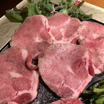 天然塩焼肉飛鳥座 - 極上黒タン