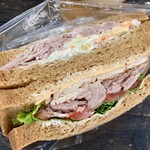 リトルマーメイド - 料理写真:「3種のスモークミートとサラダのサンド」370円也＋税。