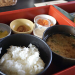 星のや沖縄 - ・ご飯、味噌汁、香の物、麦味噌、にんじんシリシリ、ドレッシング