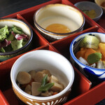 星のや沖縄 - ・サラダ、根菜の煮物、フルーツ、ヨーグルト