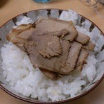 お食事処　喜八 - ライスにチャーシューをのっけてみました。