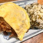 Ikokoro Takaraya - 味噌チャーハンと高菜チャーハンを相盛りに。薄焼き卵を乗せた味噌チャーハンは美味。