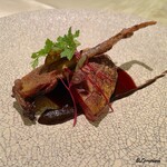 プチレストラン ブーケ・ド・フランス - 小鳩のロースト 黒ニンニクと赤ワインのソース