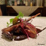 プチレストラン ブーケ・ド・フランス - 小鳩のロースト 黒ニンニクと赤ワインのソース