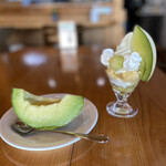 メロン ハウス かわぐち - カットメロンとメロンパフェ