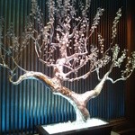 セントレジス バー - ロビーのオブジェ。今は桜の時期。素敵