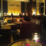 セントレジス バー - 重厚感あって素敵。外はお庭と、ビル群の夜景が少し見える