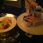 セントレジス バー - サンドイッチとフルーツ盛り。量が多くてシンプルで美味しい、アメリカンなイメージ