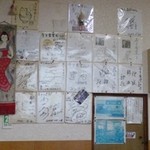 2013.05 テレビネタにはなるお店なんでしょうね、いろんな色紙が貼ってありました（あ、、自分もネタにしてますか：爆）