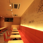 ポワロ - 淡い黄色をベースとしたポップでオシャレな店内です。