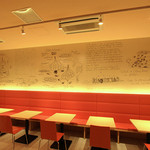 ポワロ - 淡い黄色をベースとしたポップでオシャレな店内です。