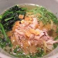 広尾はしづめ - 蒸し鶏のネギ油がけを乗せたラーメン