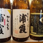 一魯 - 堂々と日本酒の瓶が並ぶ。