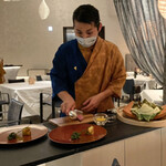 星のや沖縄 ダイニング - 盛り付けます